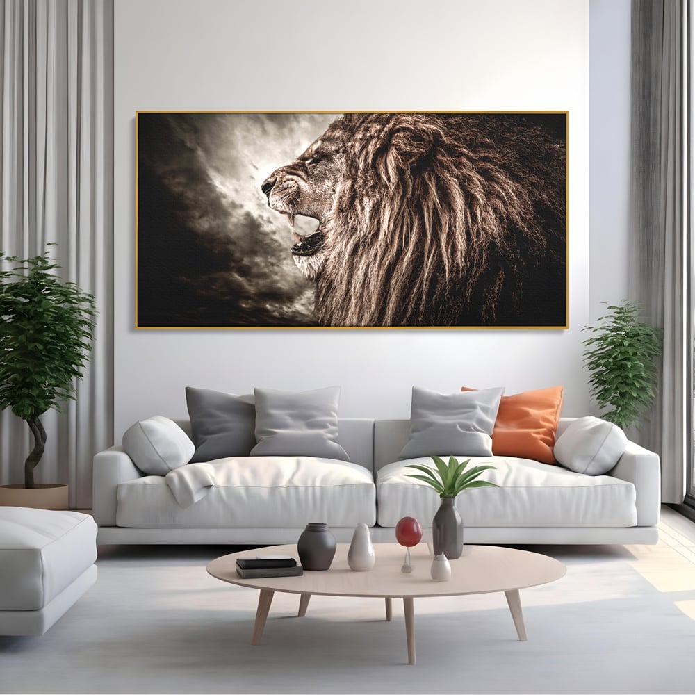 Tablou canvas cu tablou canvas cu leu racnind, in rama de aluminiu auriu, pe perete intr-un living